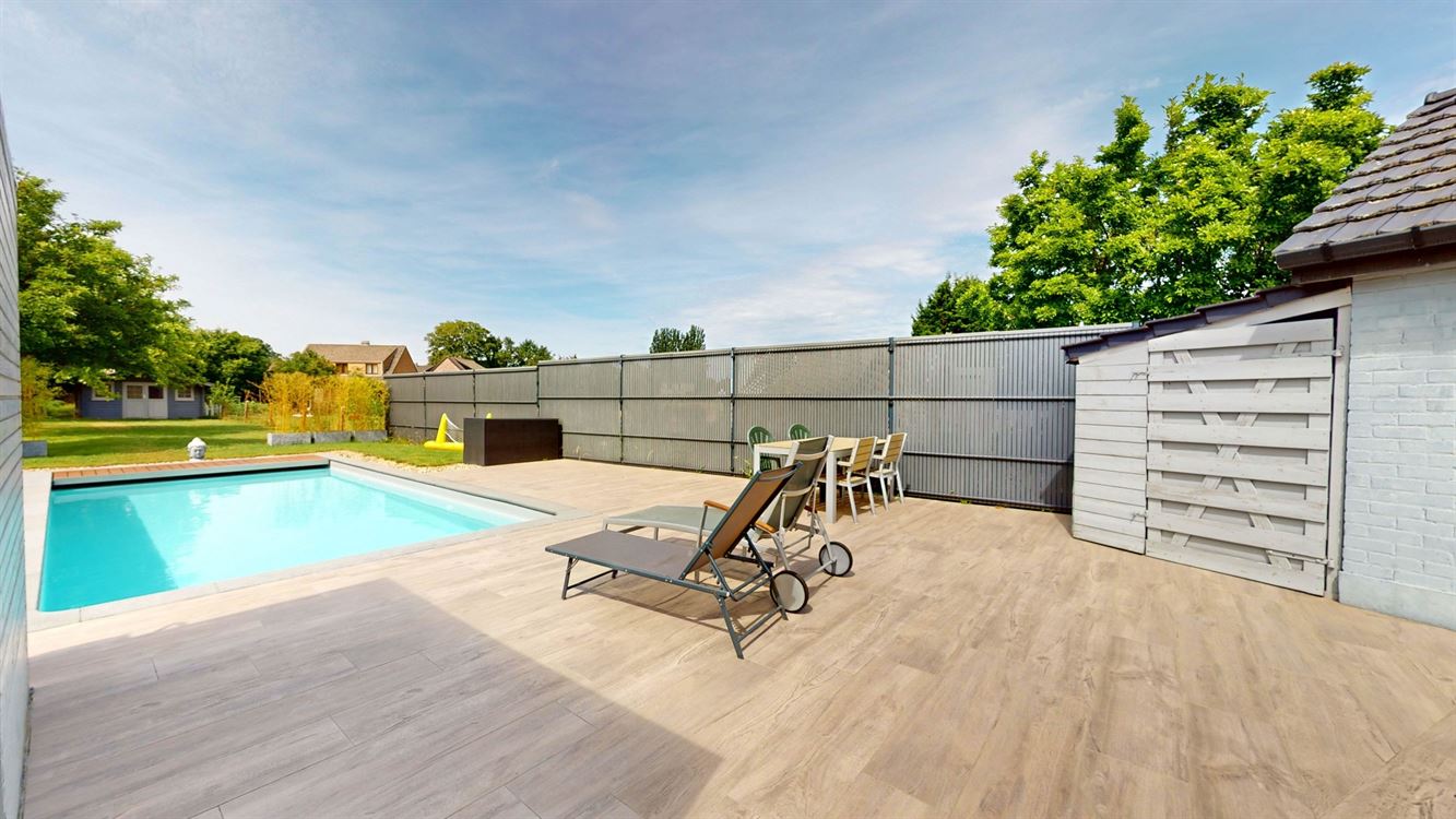 Splendide maison, rénovation luxueuse, cinq chambres, 20 panneaux, piscine, garage et magnifique jardin.