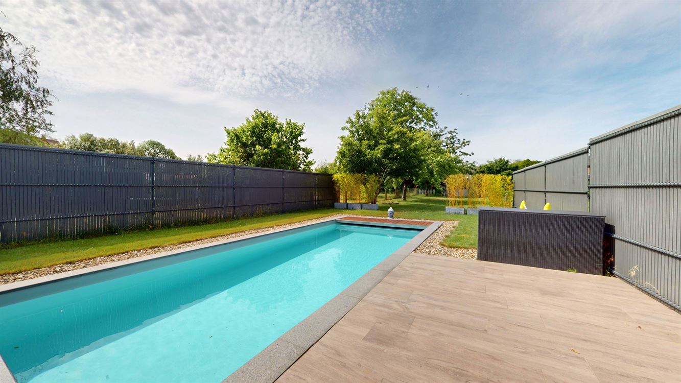 Splendide maison, rénovation luxueuse, cinq chambres, 20 panneaux, piscine, garage et magnifique jardin.