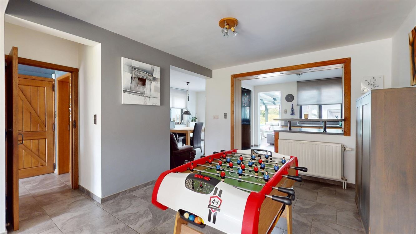 Splendide maison, rénovation luxueuse, cinq chambres, 20 panneaux, piscine, garage et magnifique jardin.
