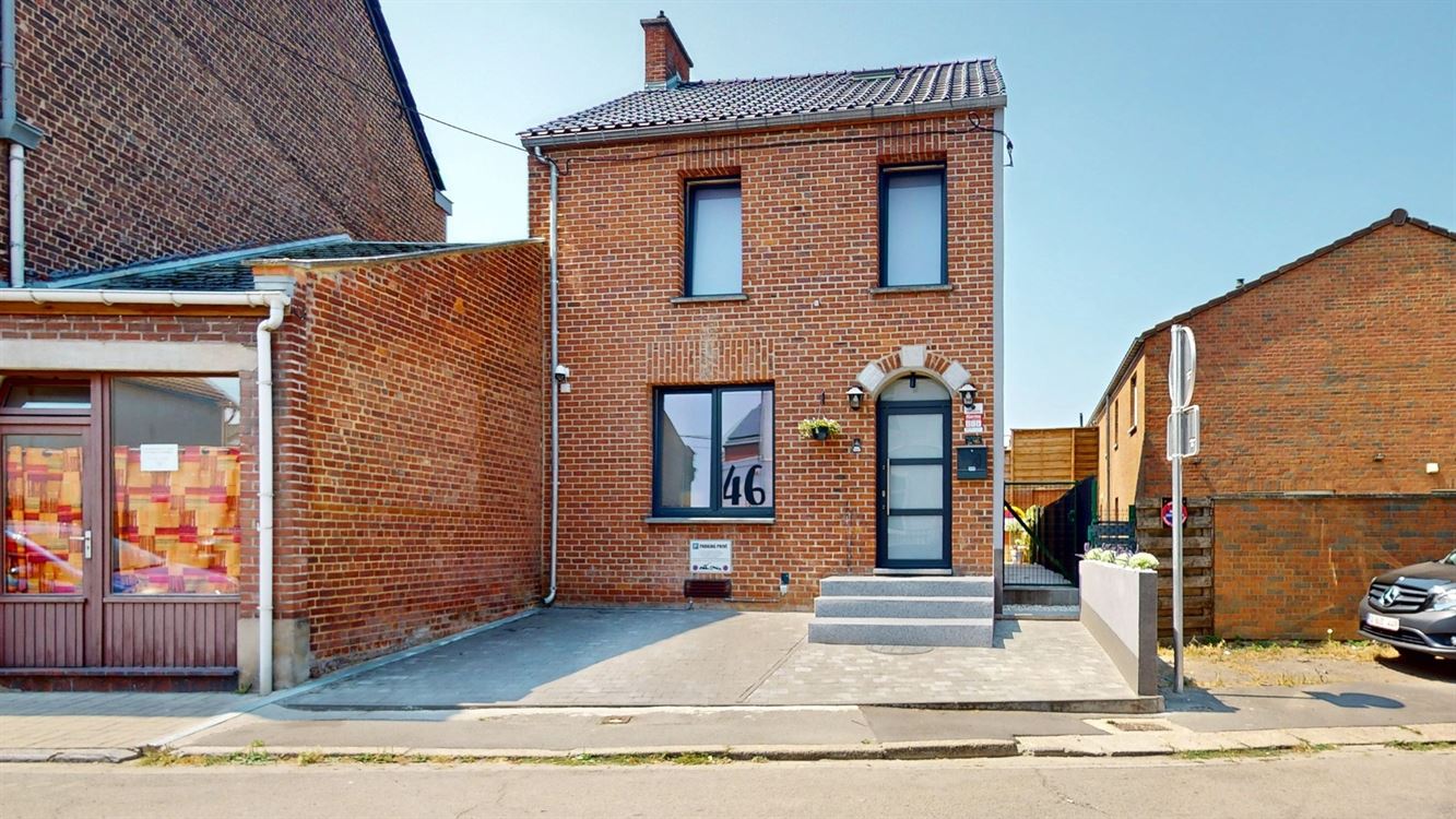 Magnifique maison rénovée avec materiaux haut de gamme. Chauffage sol. Elec conforme. Deux grandes chambres et belle terrasse.
