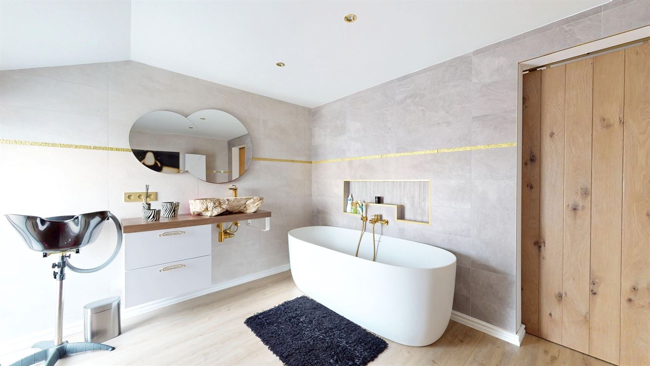 Magnifique maison rénovée avec materiaux haut de gamme. Chauffage sol. Elec conforme. Deux grandes chambres et belle terrasse.