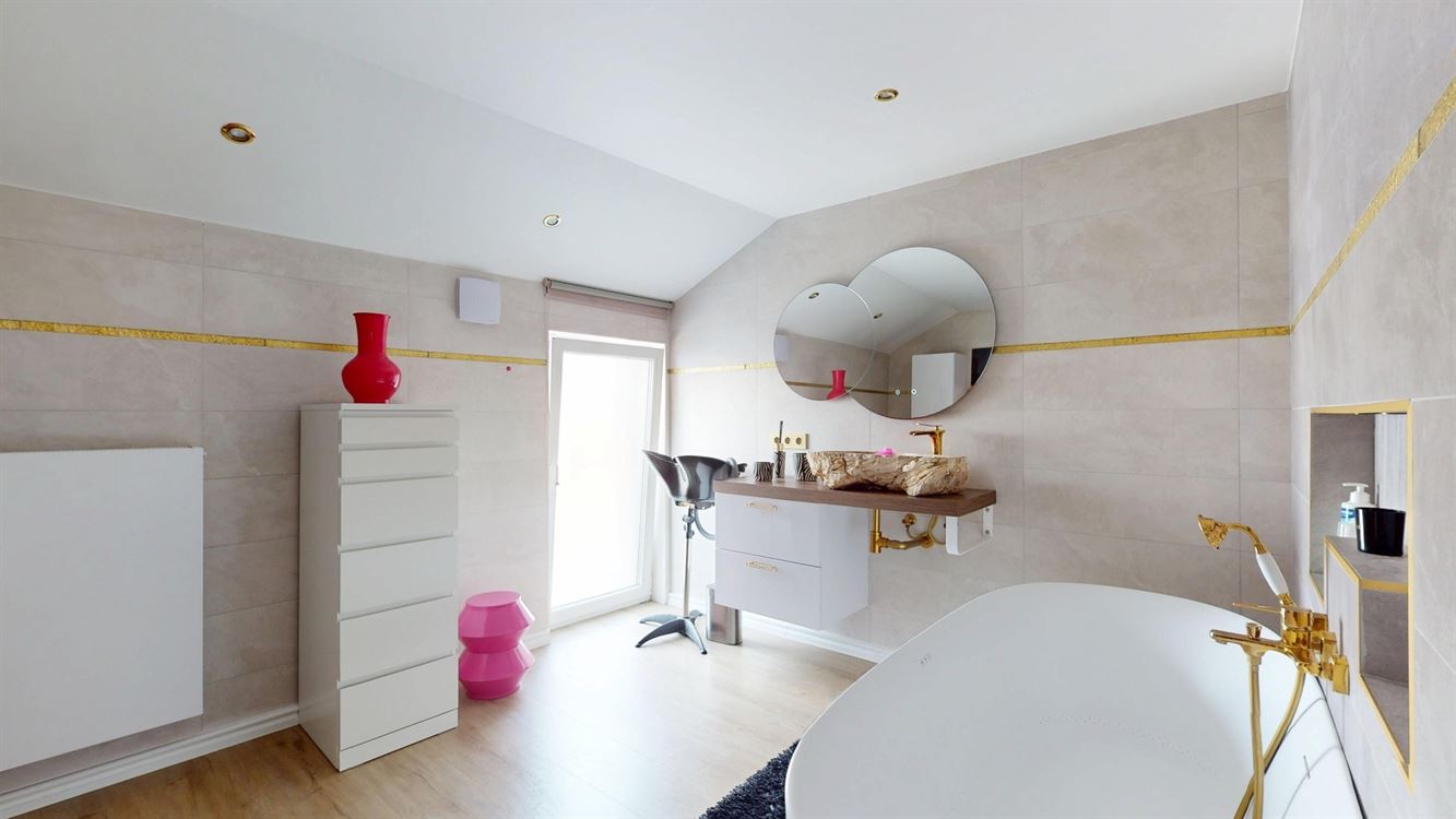 Magnifique maison rénovée avec materiaux haut de gamme. Chauffage sol. Elec conforme. Deux grandes chambres et belle terrasse.