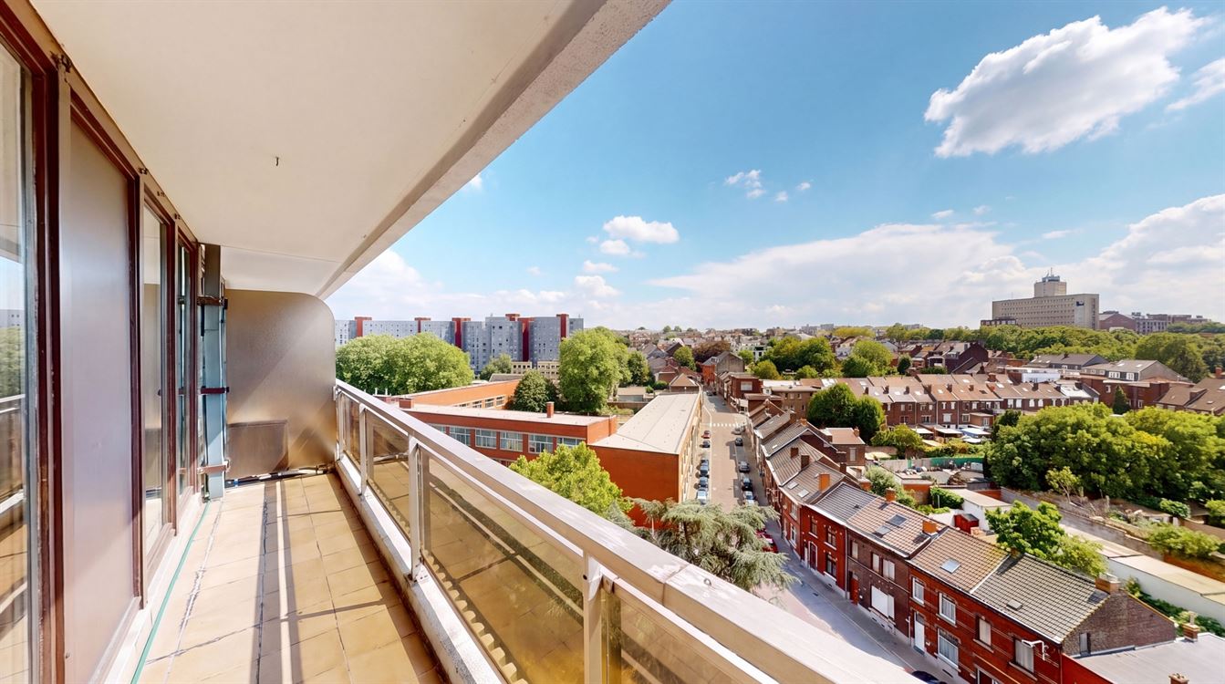 Splendide appartement au 8eme et dernier étage, deux chambres, et deux terrasses.