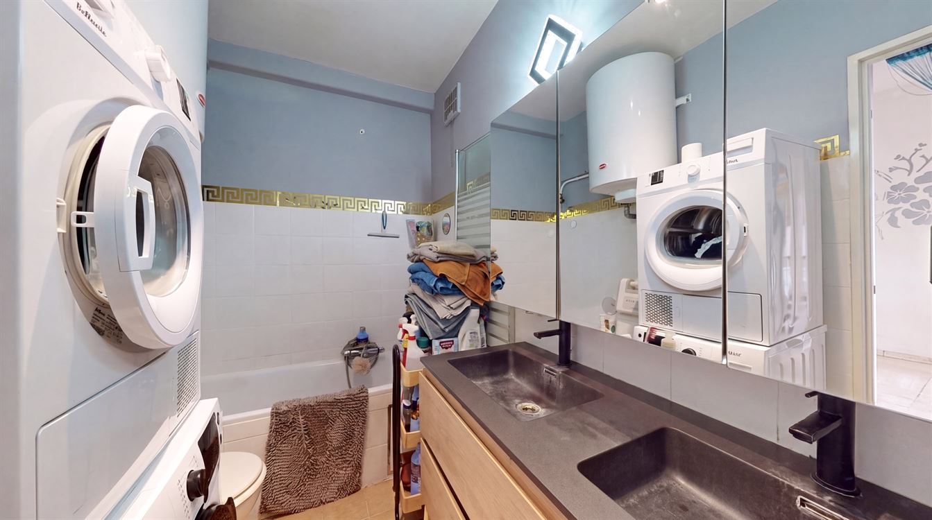 Splendide appartement au 8eme et dernier étage, deux chambres, et deux terrasses.