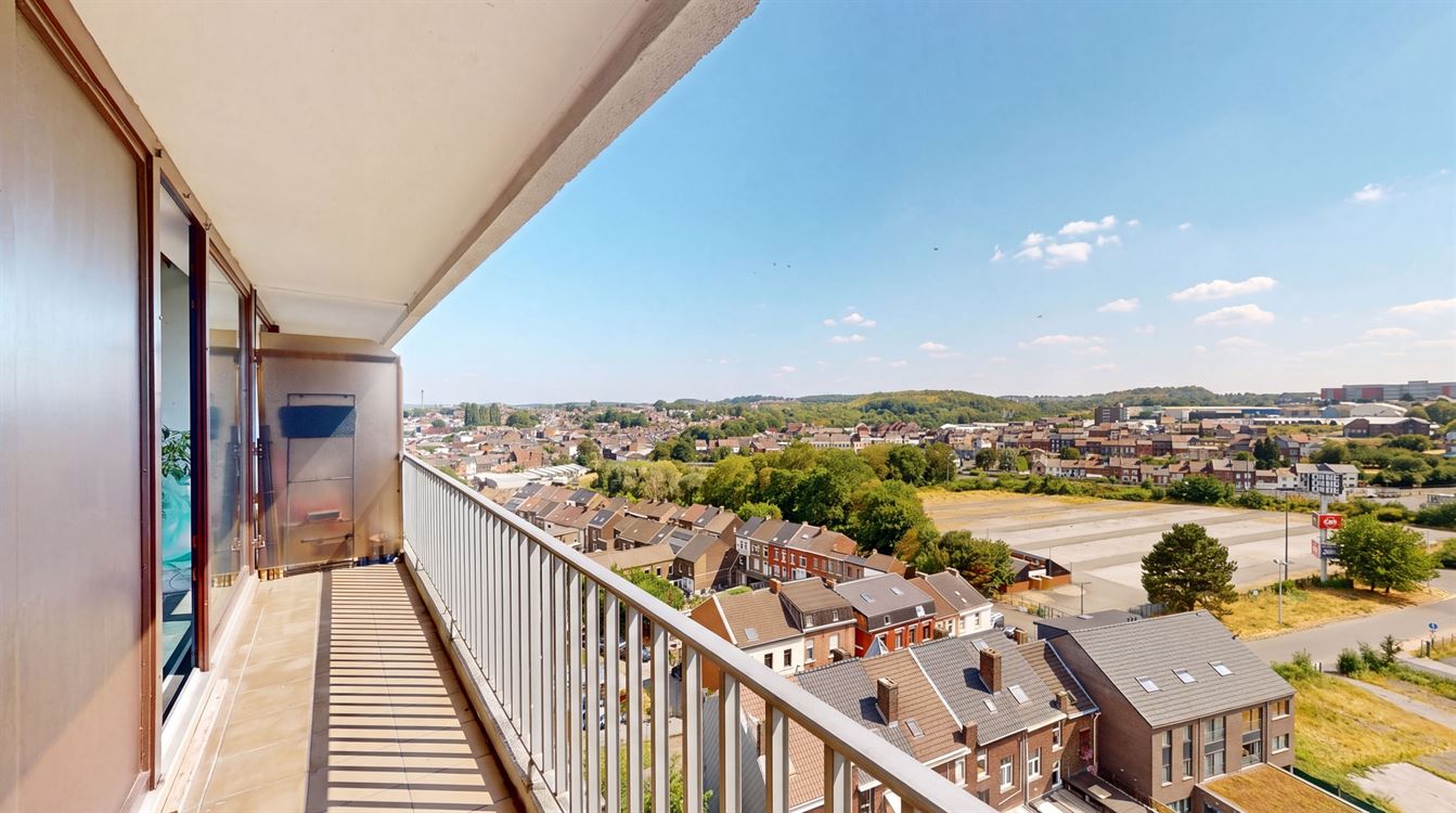 Splendide appartement au 8eme et dernier étage, deux chambres, et deux terrasses.