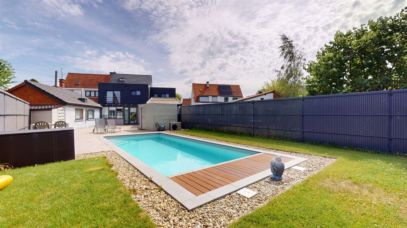 Splendide maison, rénovation luxueuse, cinq chambres, 20 panneaux, piscine, garage et magnifique jardin.