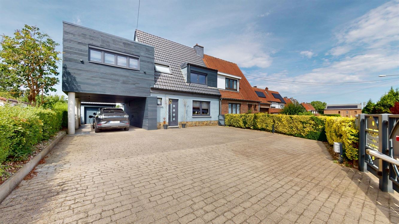 Splendide maison, rénovation luxueuse, cinq chambres, 20 panneaux, piscine, garage et magnifique jardin.