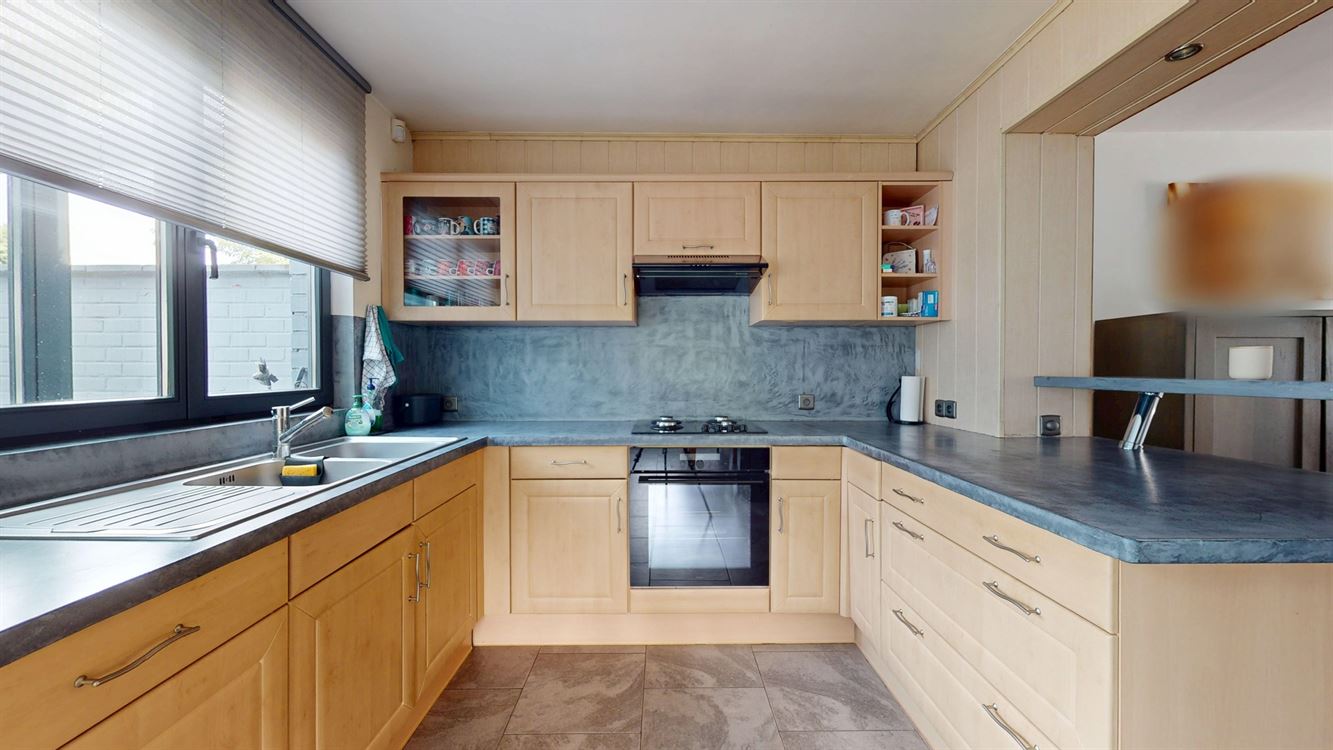 Splendide maison, rénovation luxueuse, cinq chambres, 20 panneaux, piscine, garage et magnifique jardin.