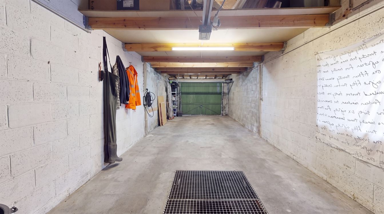 Splendide maison, rénovation luxueuse, cinq chambres, 20 panneaux, piscine, garage et magnifique jardin.