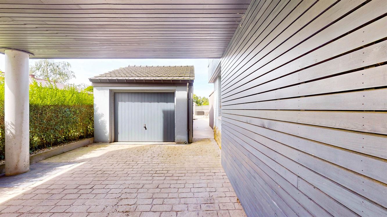 Splendide maison, rénovation luxueuse, cinq chambres, 20 panneaux, piscine, garage et magnifique jardin.