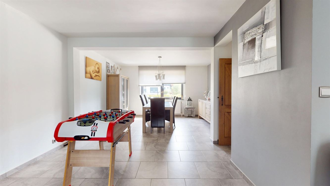 Splendide maison, rénovation luxueuse, cinq chambres, 20 panneaux, piscine, garage et magnifique jardin.