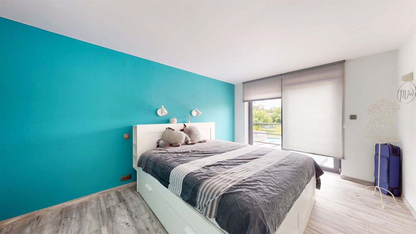 Splendide maison, rénovation luxueuse, cinq chambres, 20 panneaux, piscine, garage et magnifique jardin.