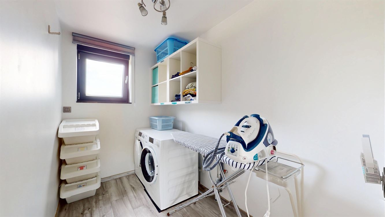 Splendide maison, rénovation luxueuse, cinq chambres, 20 panneaux, piscine, garage et magnifique jardin.