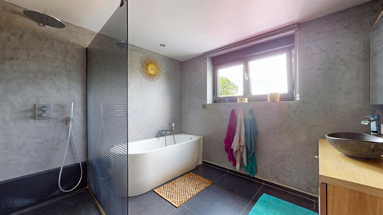Splendide maison, rénovation luxueuse, cinq chambres, 20 panneaux, piscine, garage et magnifique jardin.