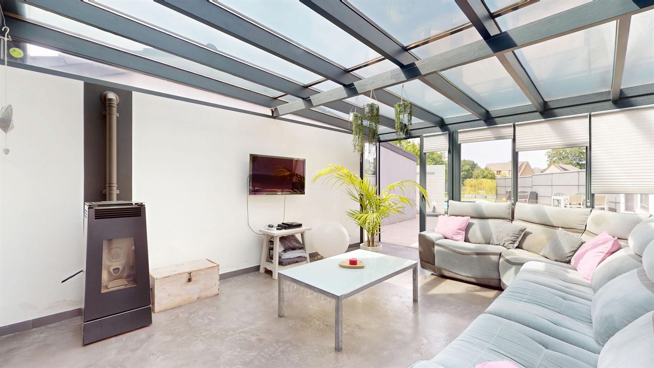 Splendide maison, rénovation luxueuse, cinq chambres, 20 panneaux, piscine, garage et magnifique jardin.