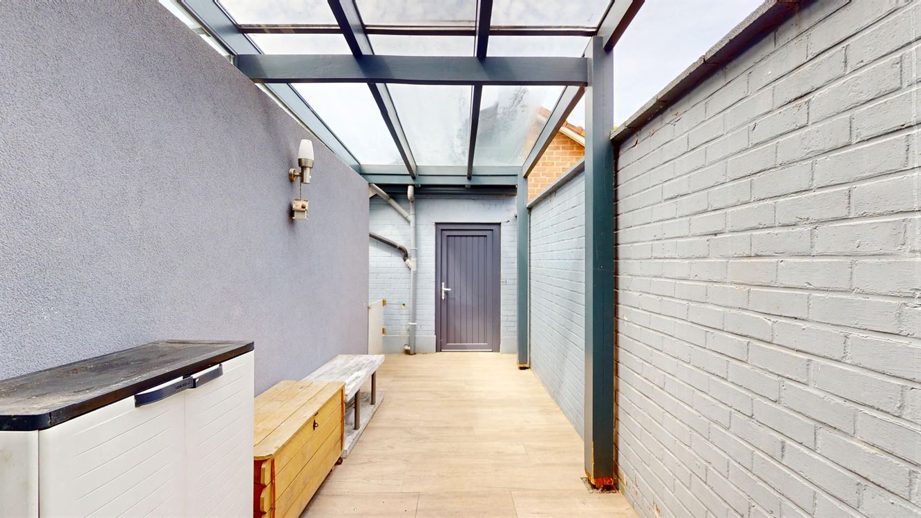 Splendide maison, rénovation luxueuse, cinq chambres, 20 panneaux, piscine, garage et magnifique jardin.