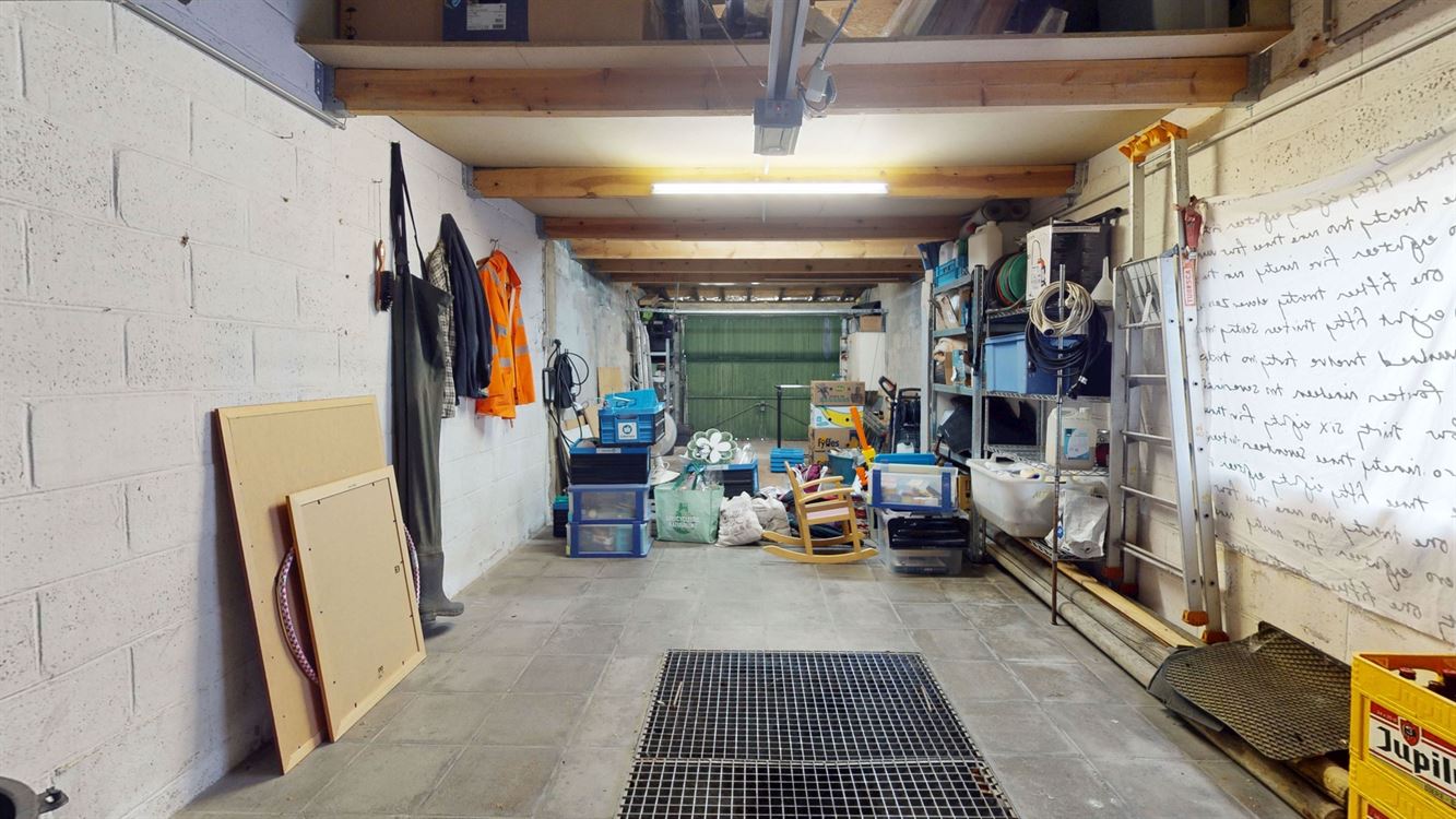 Splendide maison, rénovation luxueuse, cinq chambres, 20 panneaux, piscine, garage et magnifique jardin.