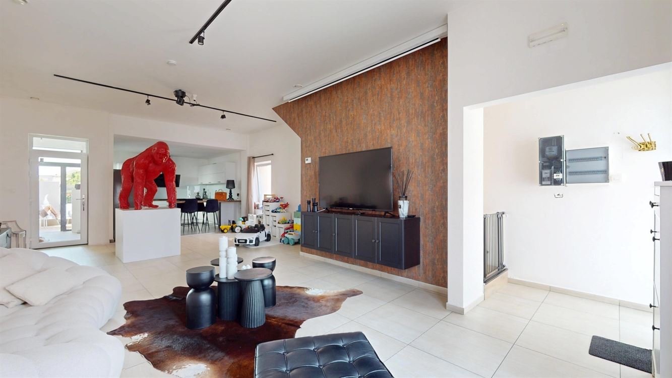 Magnifique maison rénovée avec materiaux haut de gamme. Chauffage sol. Elec conforme. Deux grandes chambres et belle terrasse.