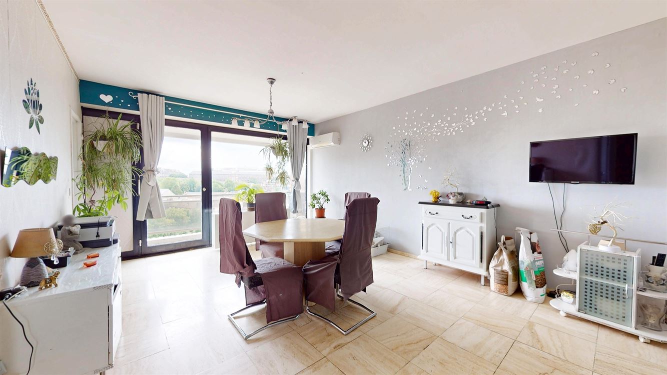 Splendide appartement au 8eme et dernier étage, deux chambres, et deux terrasses.