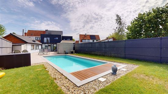 Splendide maison, rénovation luxueuse, cinq chambres, 20 panneaux, piscine, garage et magnifique jardin.