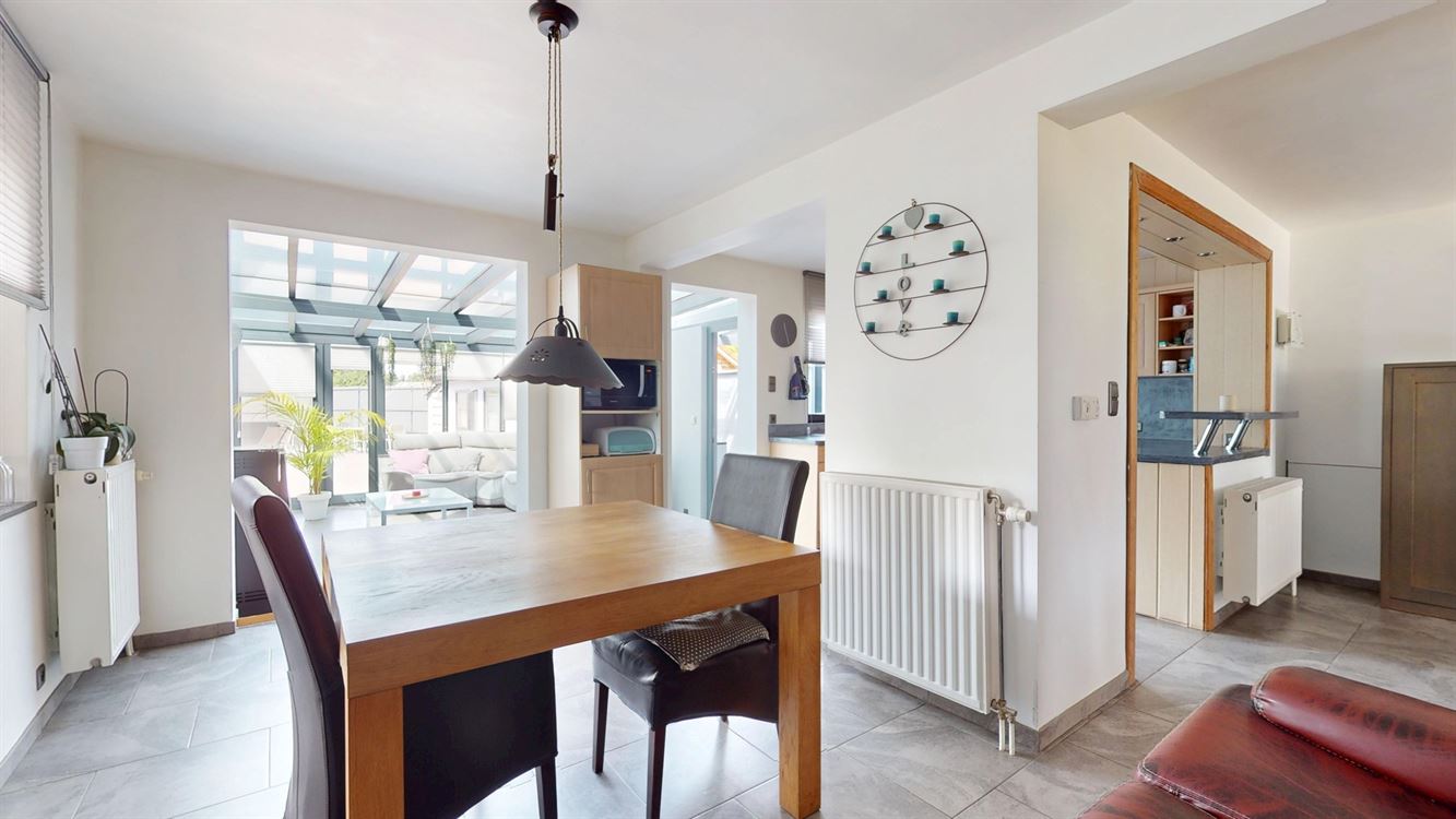 Splendide maison, rénovation luxueuse, cinq chambres, 20 panneaux, piscine, garage et magnifique jardin.