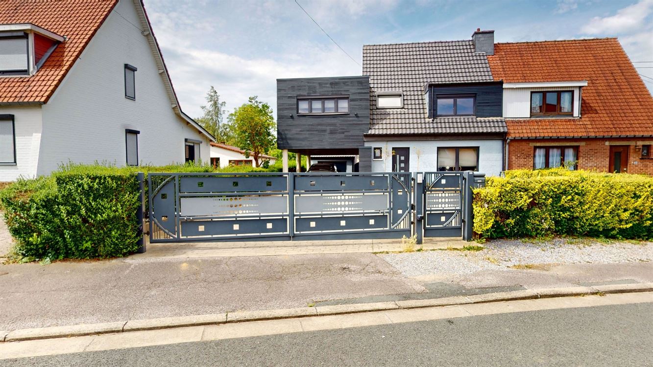 Splendide maison, rénovation luxueuse, cinq chambres, 20 panneaux, piscine, garage et magnifique jardin.