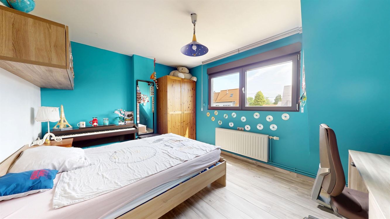 Splendide maison, rénovation luxueuse, cinq chambres, 20 panneaux, piscine, garage et magnifique jardin.