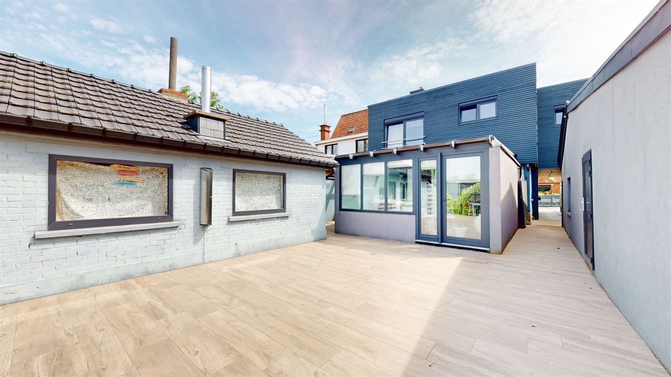 Splendide maison, rénovation luxueuse, cinq chambres, 20 panneaux, piscine, garage et magnifique jardin.