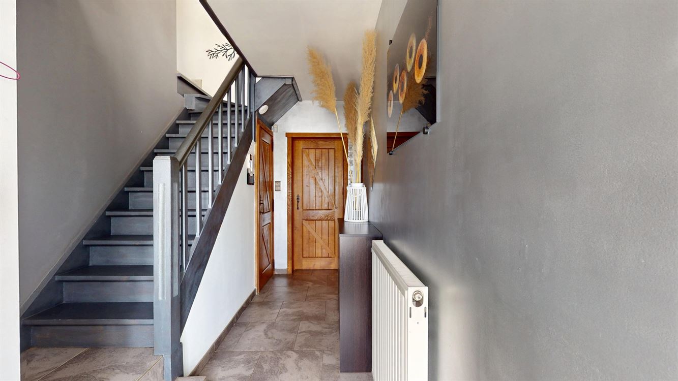 Splendide maison, rénovation luxueuse, cinq chambres, 20 panneaux, piscine, garage et magnifique jardin.