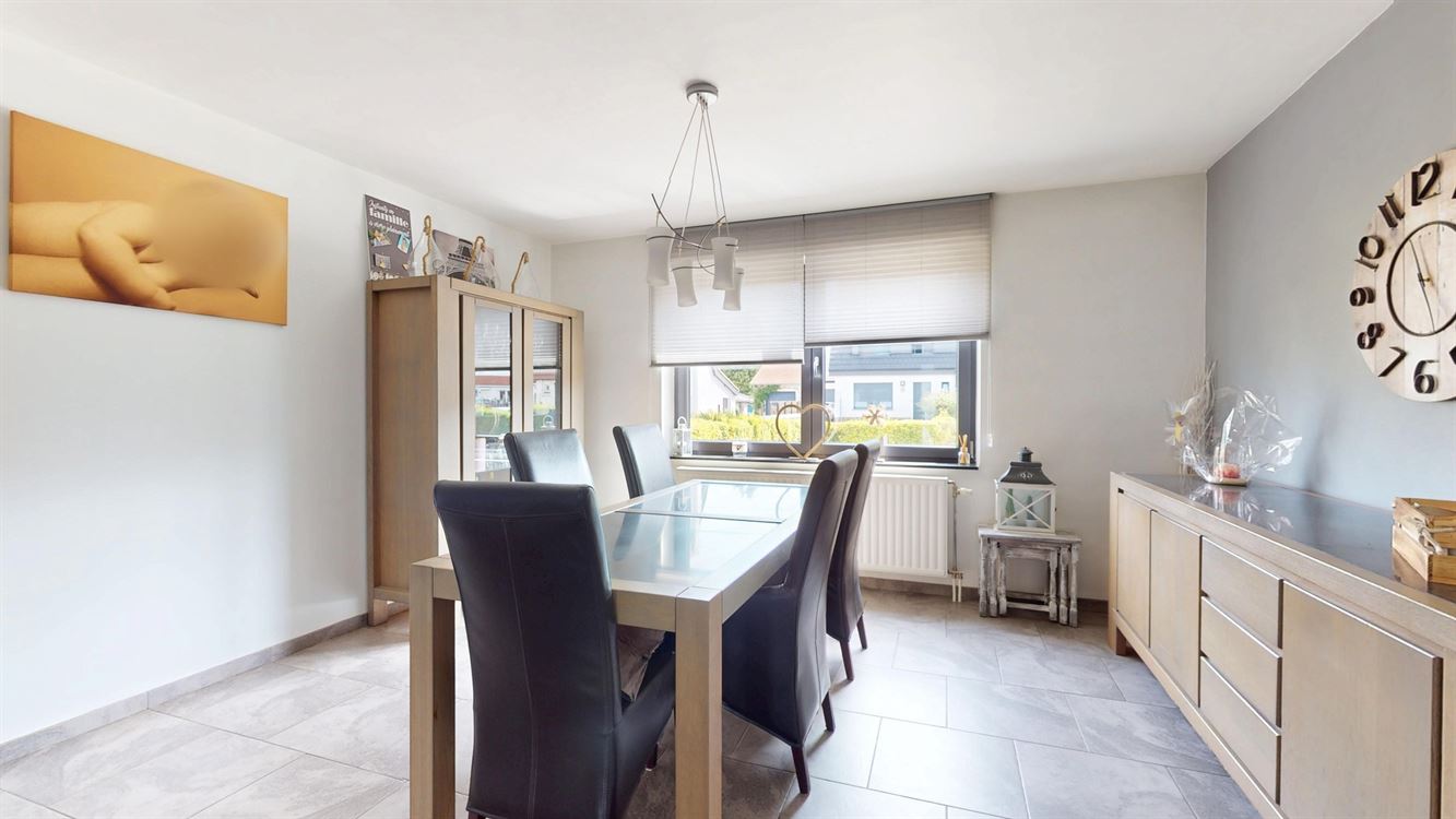 Splendide maison, rénovation luxueuse, cinq chambres, 20 panneaux, piscine, garage et magnifique jardin.
