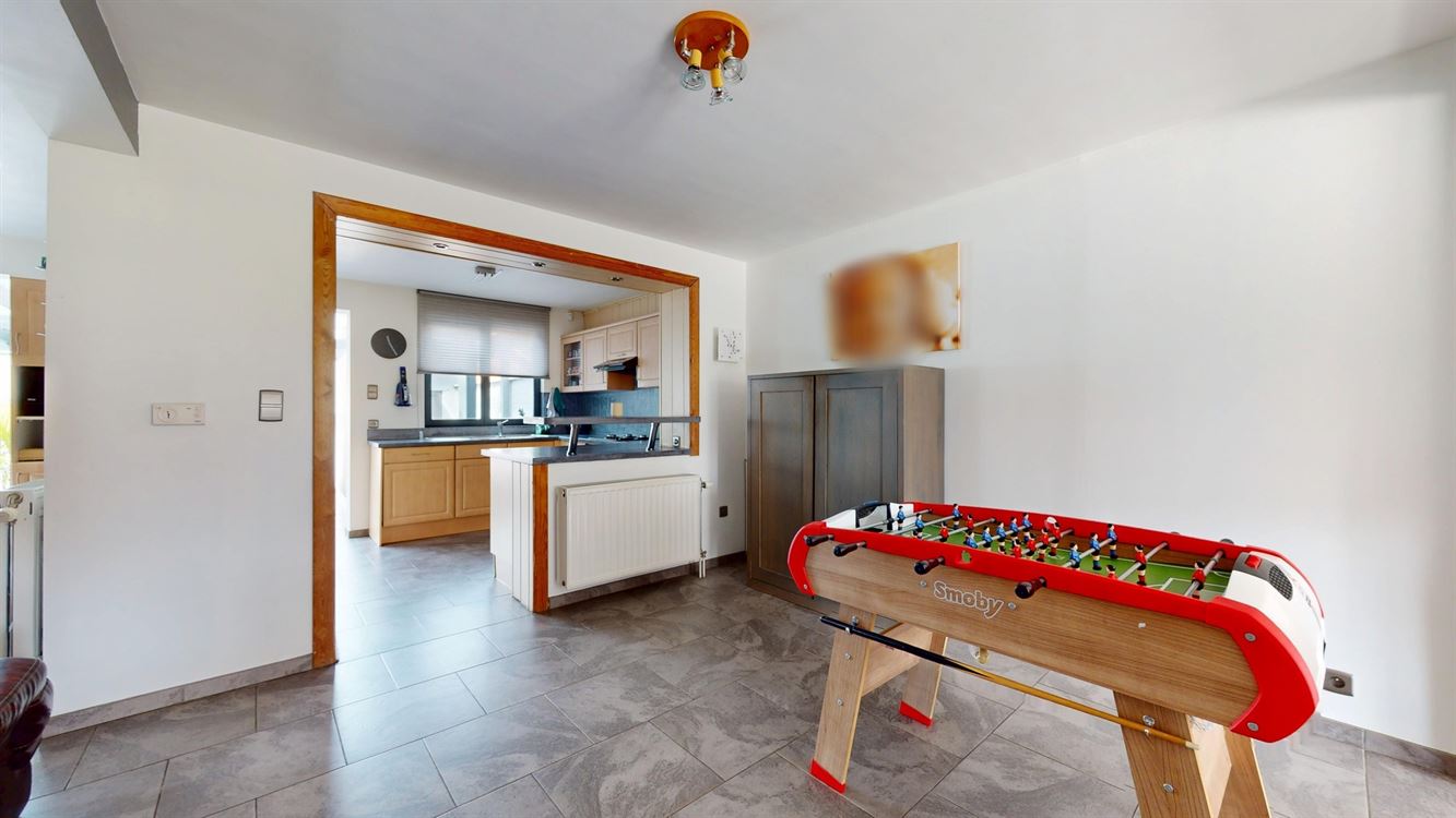 Splendide maison, rénovation luxueuse, cinq chambres, 20 panneaux, piscine, garage et magnifique jardin.