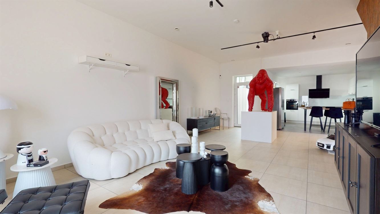 Magnifique maison rénovée avec materiaux haut de gamme. Chauffage sol. Elec conforme. Deux grandes chambres et belle terrasse.