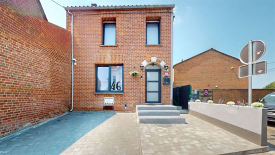 Magnifique maison rénovée avec materiaux haut de gamme. Chauffage sol. Elec conforme. Deux grandes chambres et belle terrasse.