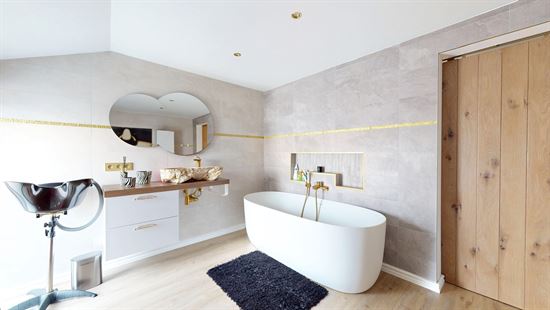 Magnifique maison rénovée avec materiaux haut de gamme. Chauffage sol. Elec conforme. Deux grandes chambres et belle terrasse.