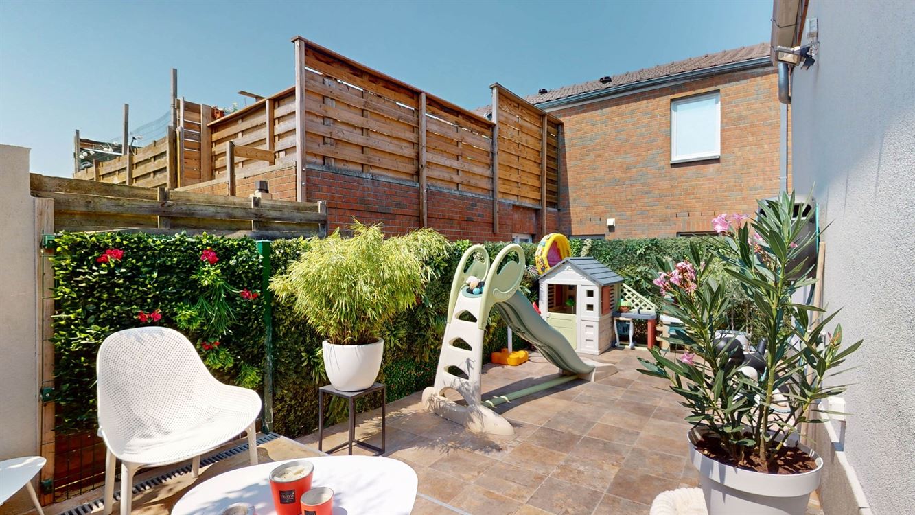 Magnifique maison rénovée avec materiaux haut de gamme. Chauffage sol. Elec conforme. Deux grandes chambres et belle terrasse.