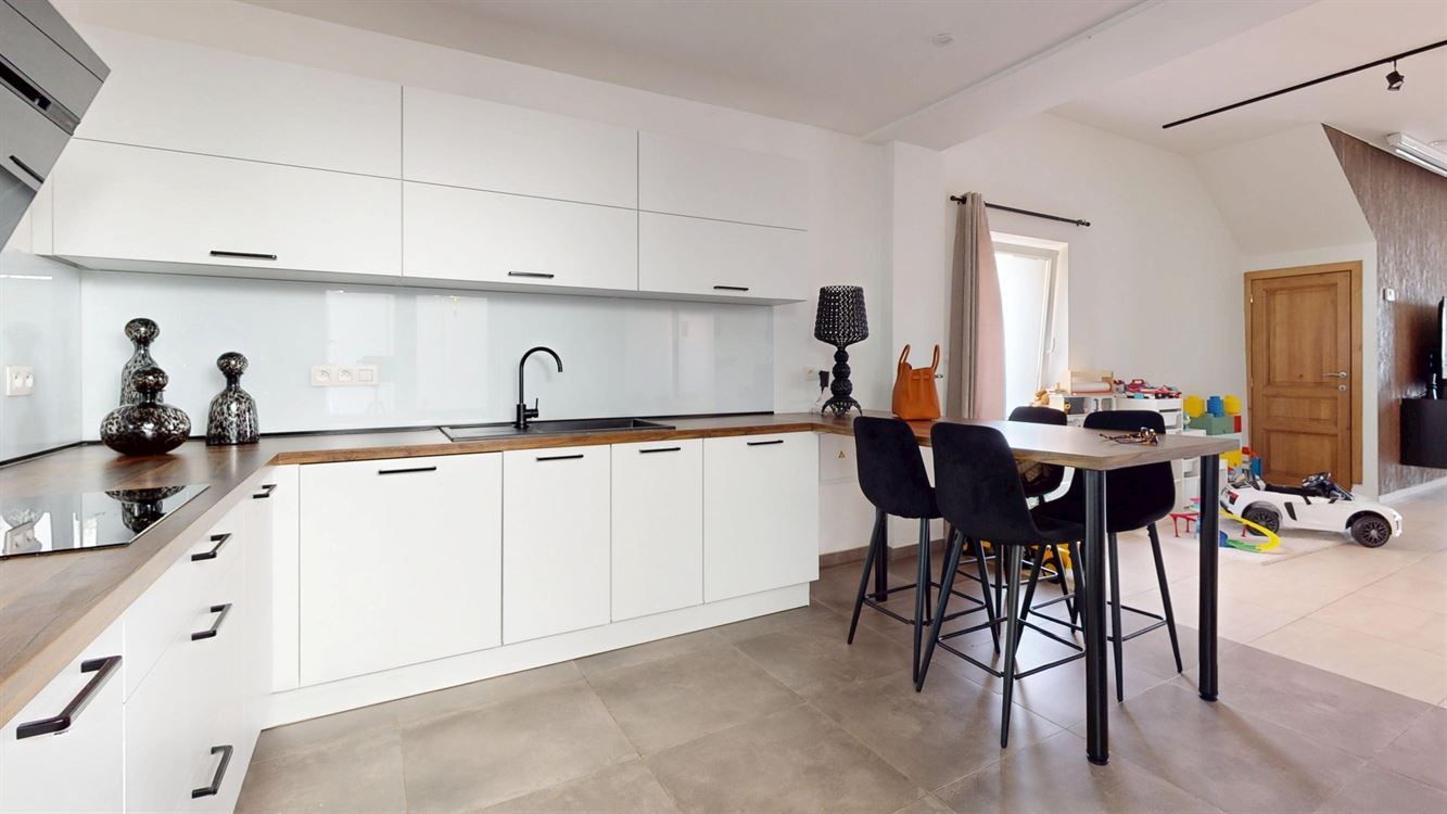 Magnifique maison rénovée avec materiaux haut de gamme. Chauffage sol. Elec conforme. Deux grandes chambres et belle terrasse.