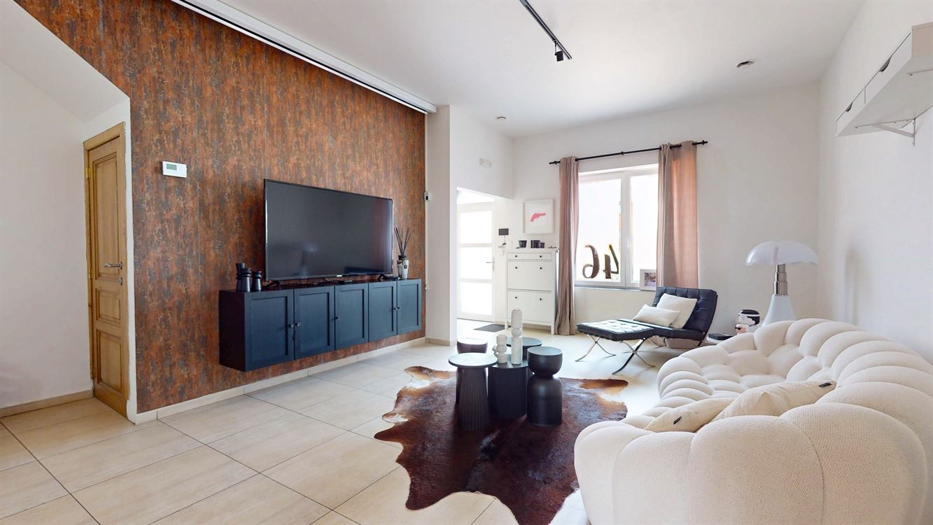 Magnifique maison rénovée avec materiaux haut de gamme. Chauffage sol. Elec conforme. Deux grandes chambres et belle terrasse.