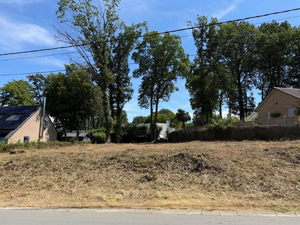 Dernier terrain à bâtir de 8 ares dans un quartier exceptionnel.