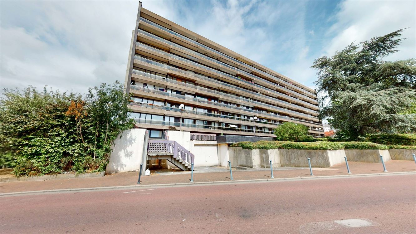 Splendide appartement au 8eme et dernier étage, deux chambres, et deux terrasses.