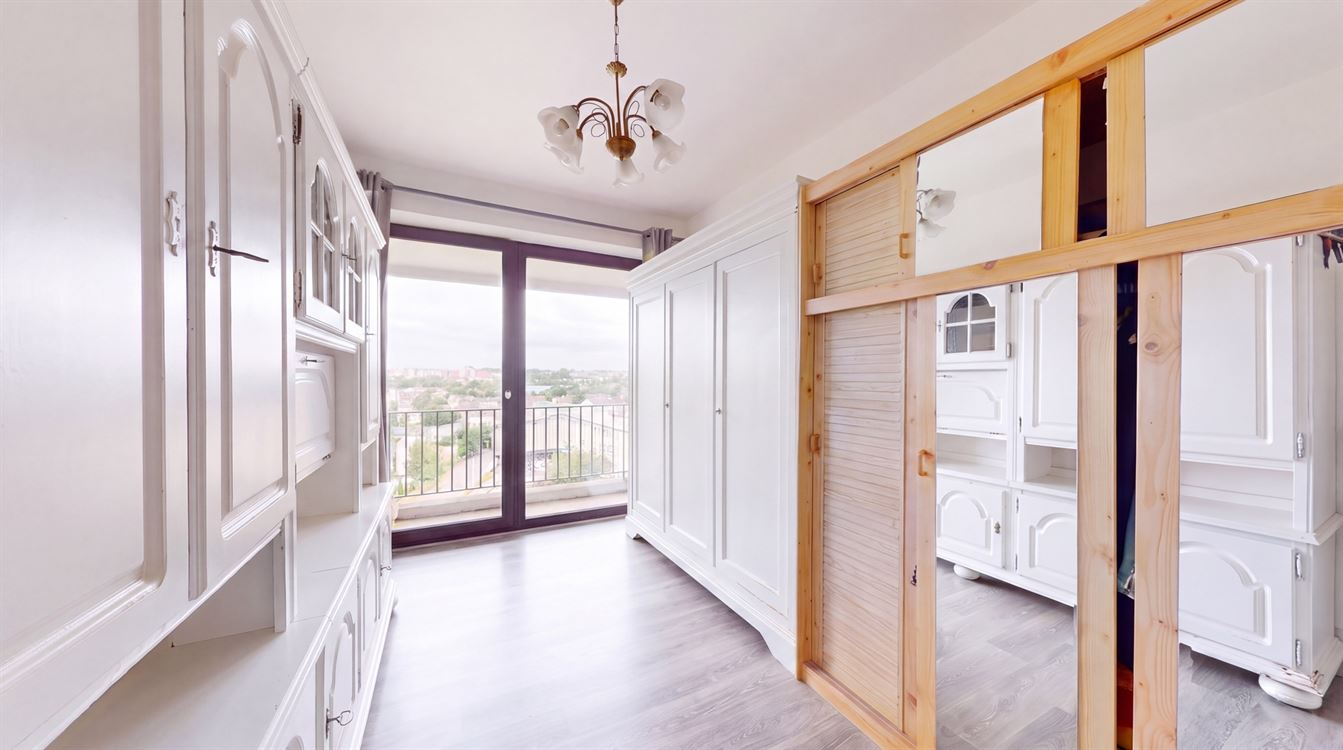 Splendide appartement au 8eme et dernier étage, deux chambres, et deux terrasses.