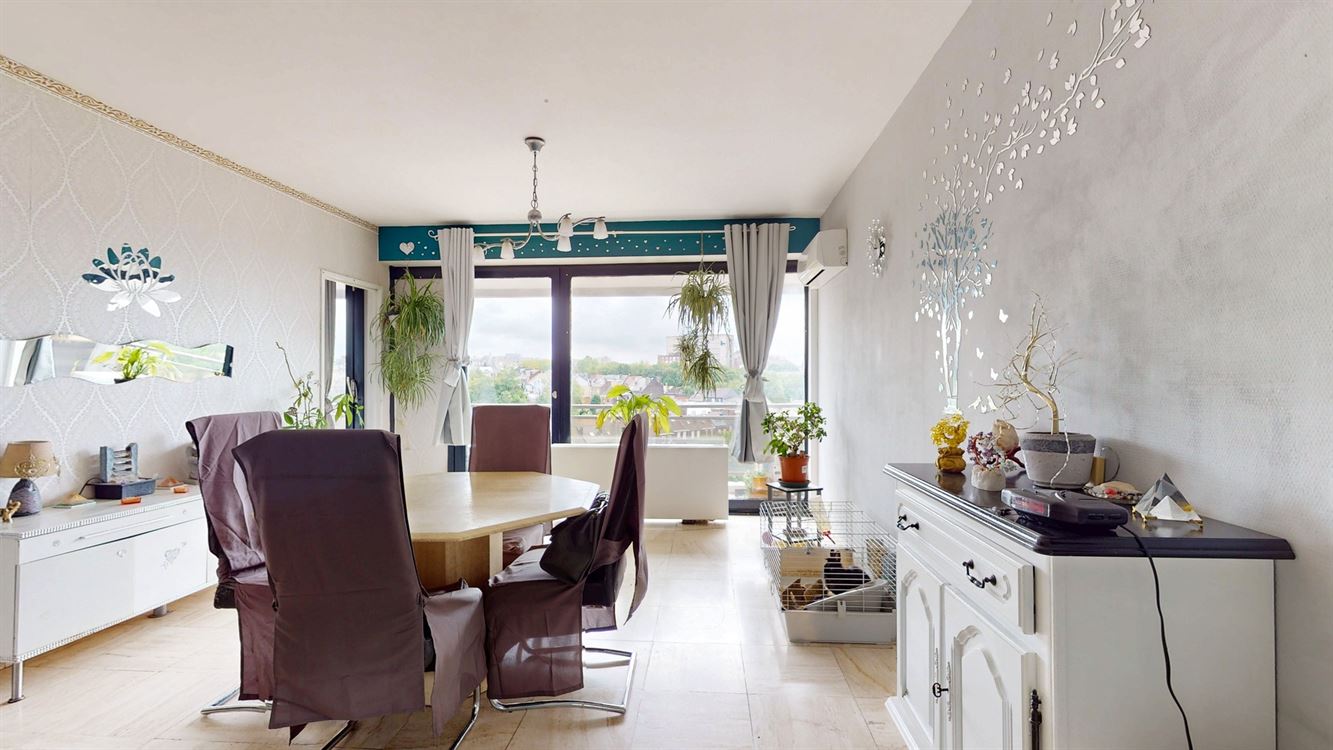 Splendide appartement au 8eme et dernier étage, deux chambres, et deux terrasses.