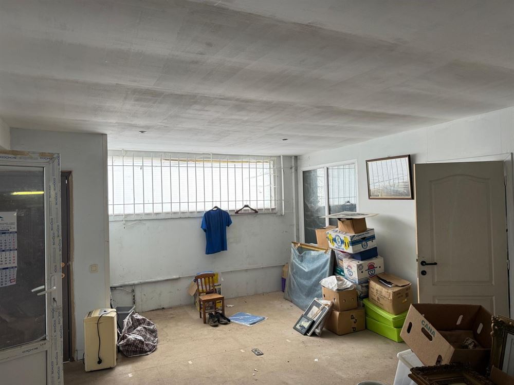 Magnifique entrepôt de 680m² avec bureau, parking et jardin. Terrain 16 ares. Proche aéroport, ring, autoroute.