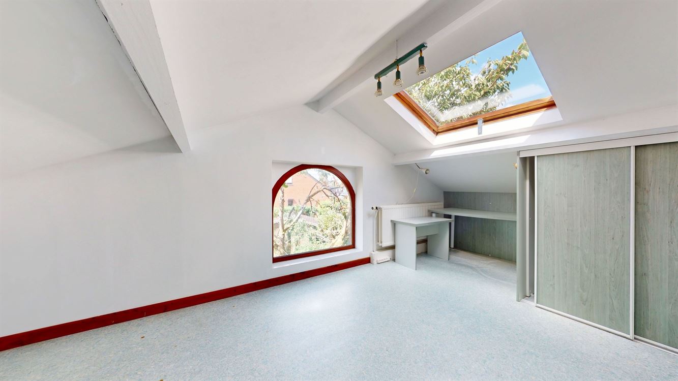 Villa plain pied à rénover, 4 chambres, deux salles de bains, deux garages et jardin.
