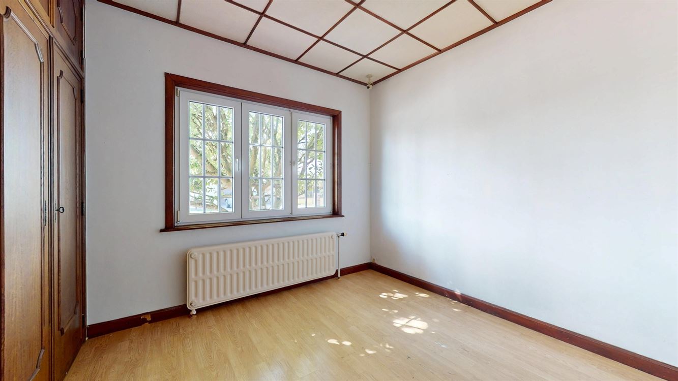 Villa plain pied à rénover, 4 chambres, deux salles de bains, deux garages et jardin.