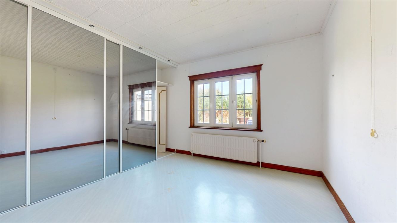 Villa plain pied à rénover, 4 chambres, deux salles de bains, deux garages et jardin.