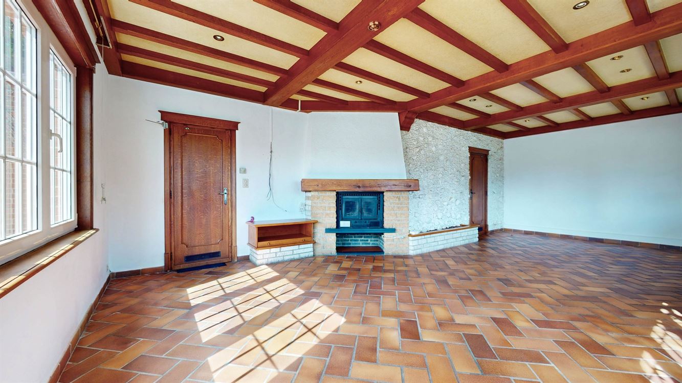 Villa plain pied à rénover, 4 chambres, deux salles de bains, deux garages et jardin.