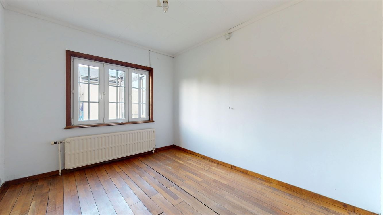 Villa plain pied à rénover, 4 chambres, deux salles de bains, deux garages et jardin.