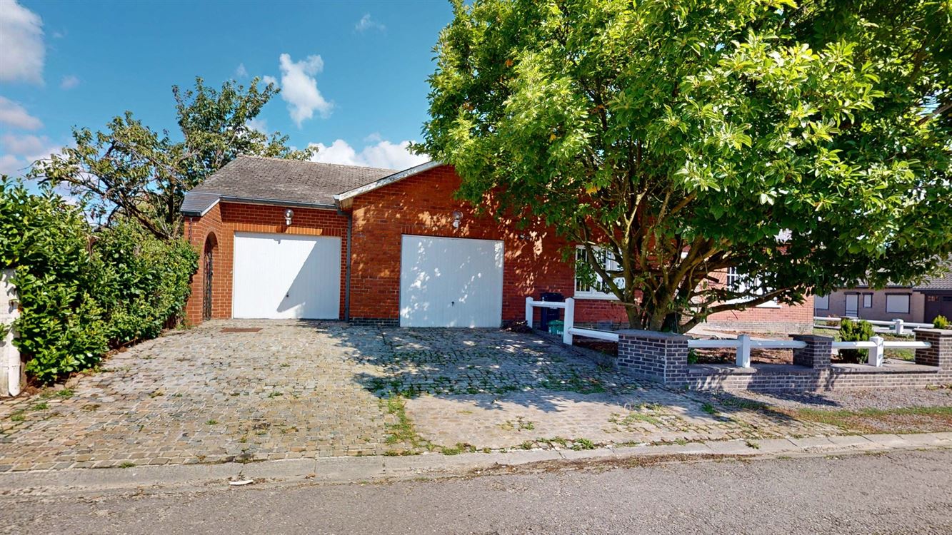 Villa plain pied à rénover, 4 chambres, deux salles de bains, deux garages et jardin.