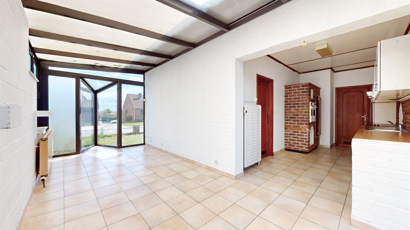 Villa plain pied à rénover, 4 chambres, deux salles de bains, deux garages et jardin.