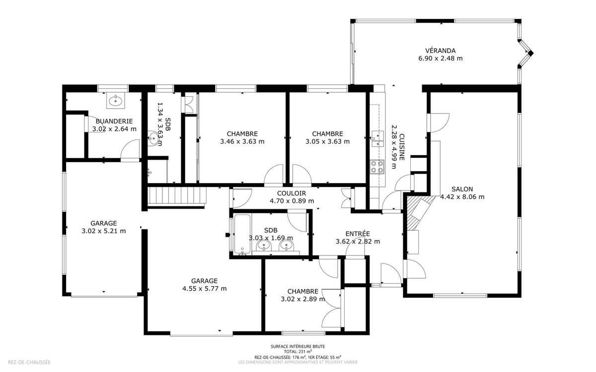 Villa plain pied à rénover, 4 chambres, deux salles de bains, deux garages et jardin.
